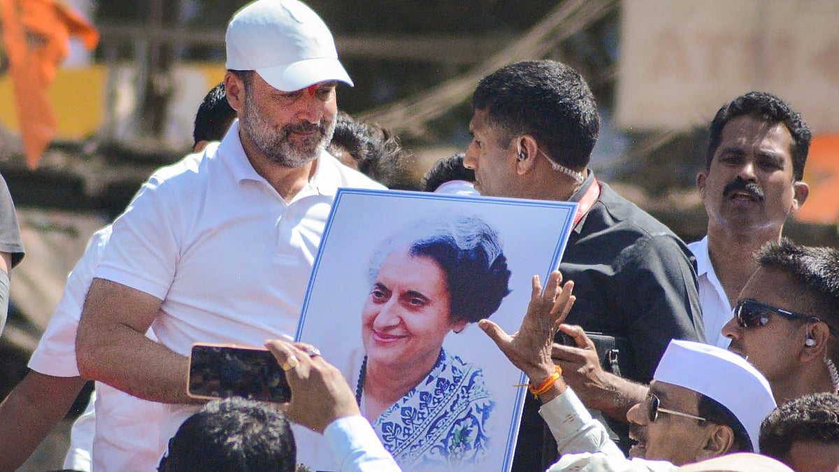 Rahul Gandhi being presented a portrait of Indira Gandhi in Palghar 