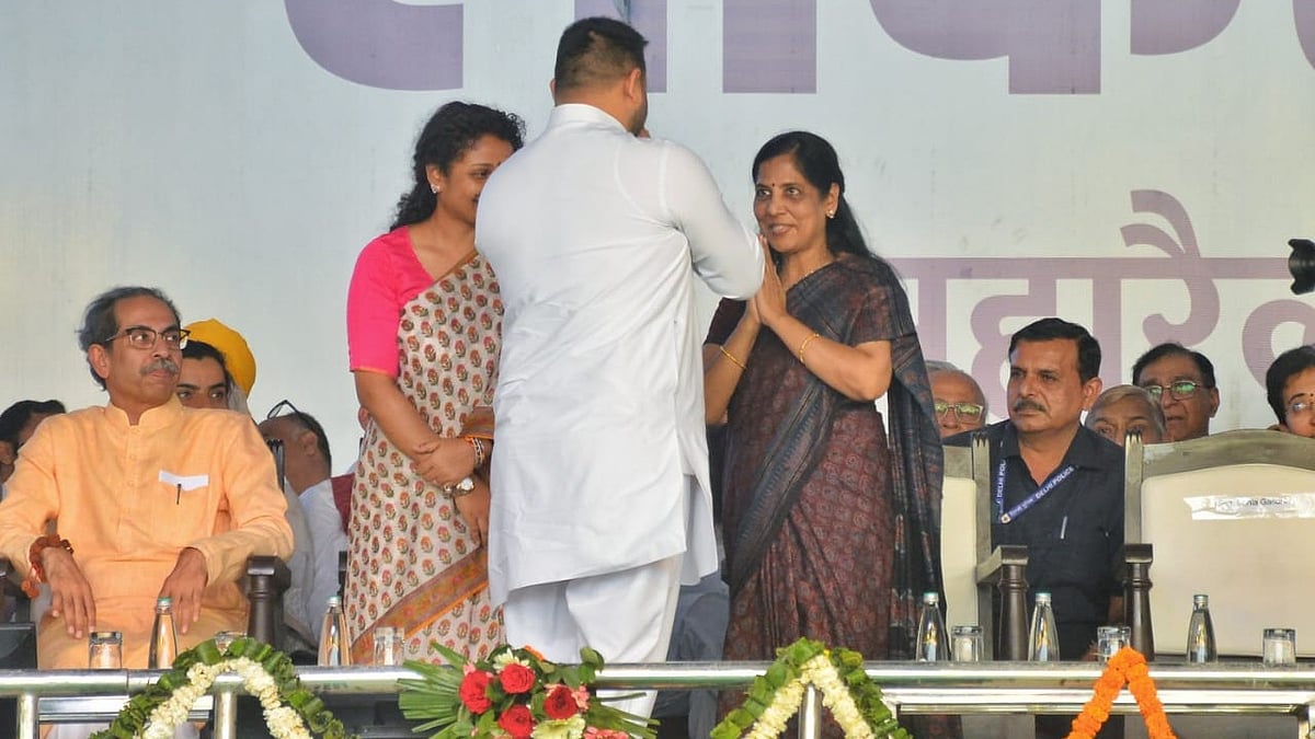 Sunita Kejriwal welcomes Tejashwi Yadav at the rally
