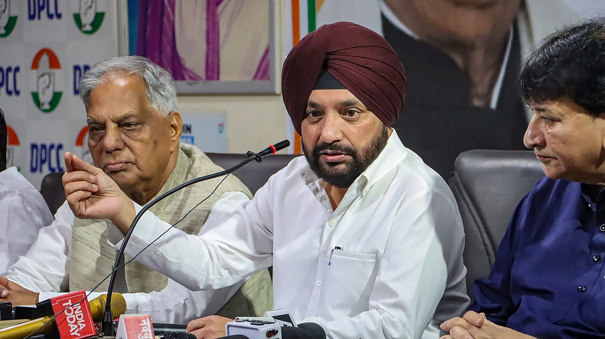 Delhi Congress President Arvinder Singh Lovely (centre) with party leaders at a press conference in New Delhi (photo: PTI)