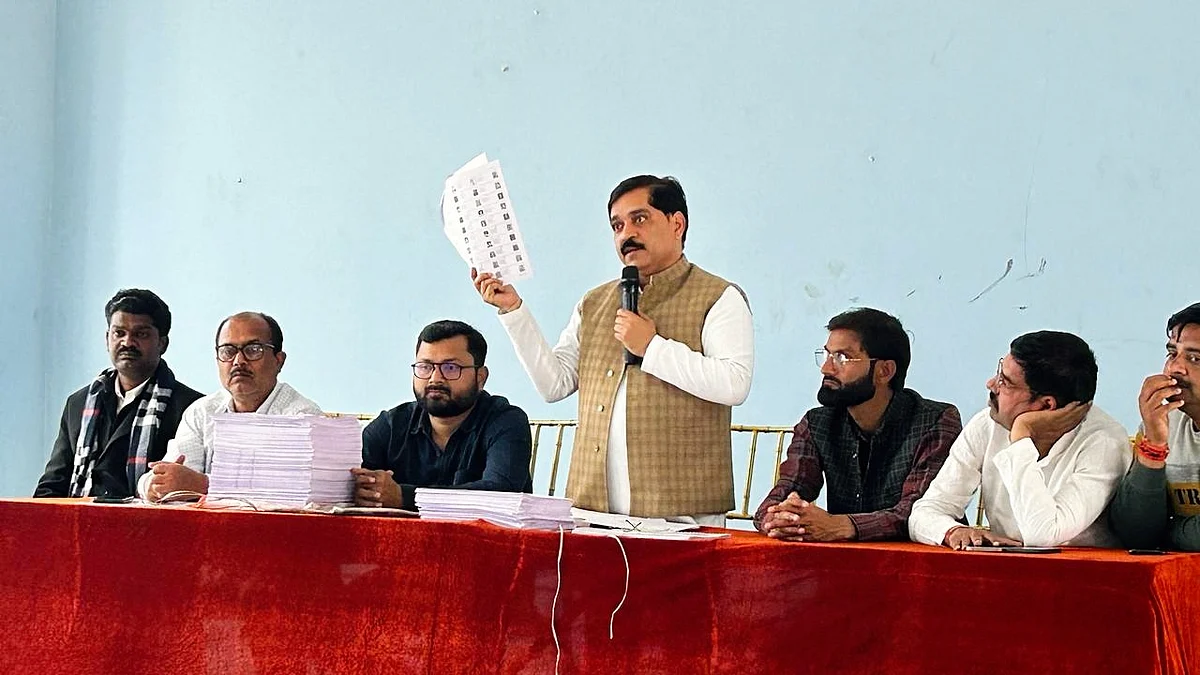 Manoj Yadav (standing) will face BJP state unit chief V.D. Sharma (photo: @Manoj_Yadav_/X)