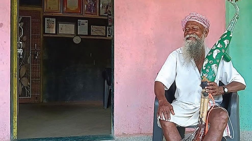 Bhiklya Dhinda with his tarpa (photos: Siddhita Sonavane/PARI)