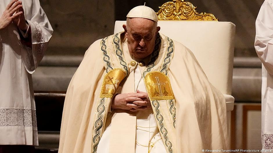 Pope Francis leads Easter vigil on 30 March, setting aside health concerns (photo: DW)