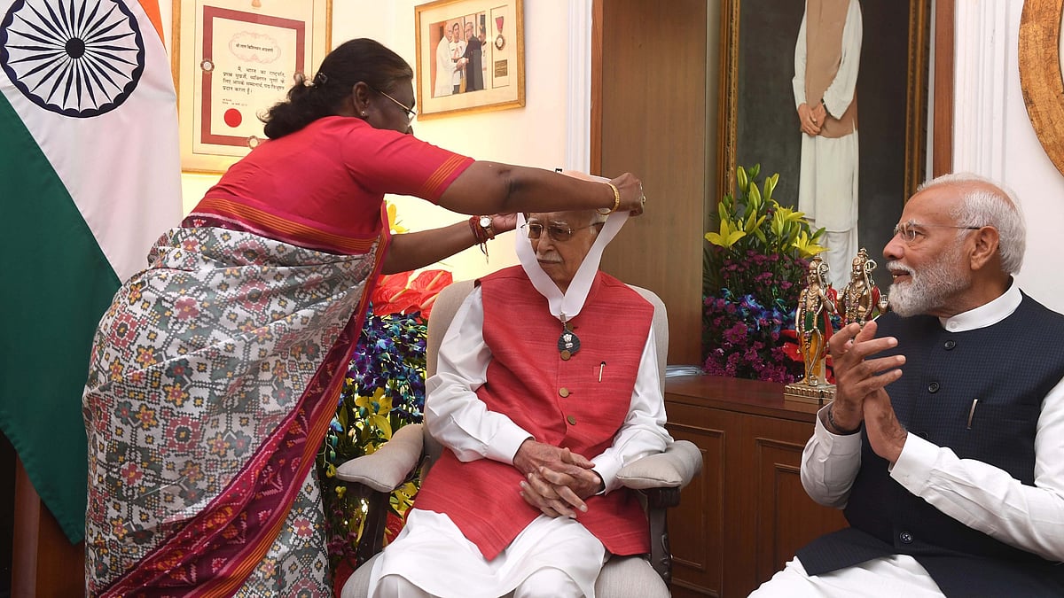 The patriarch refuses to be unseated even when the first citizen of India is on her feet. Prime Minister Narendra Modi raised a lot of eyebrows with this one (photo: Sourav Karmakar/PIB) 