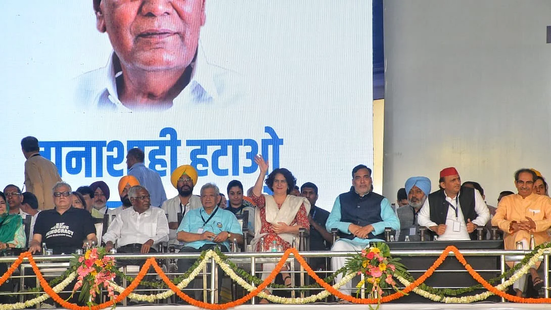 (From left) Derek O'Brien, Mallikarjun Kharge, Sitaram Yechury, Priyanka Gandhi, Gopal Rai, Akhilesh Yadav, and Uddhav Thackeray at the rally (photo: Vipin/ National Herald) 