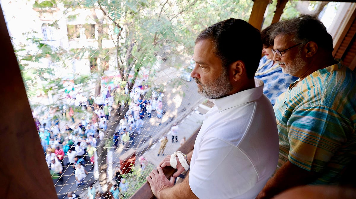 Congress MP Rahul Gandhi with Tushar Gandhi at Mahatma Gandhi's home in Mumbai (photo: PTI) 