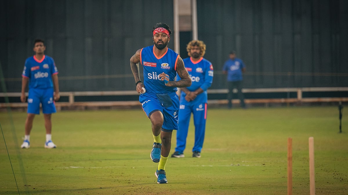 Skipper Hardik Pandya (centre) is all charged up at the nets as Lasith Malinga (right), MI bowling coach, keeps an eye. (photo: MI)