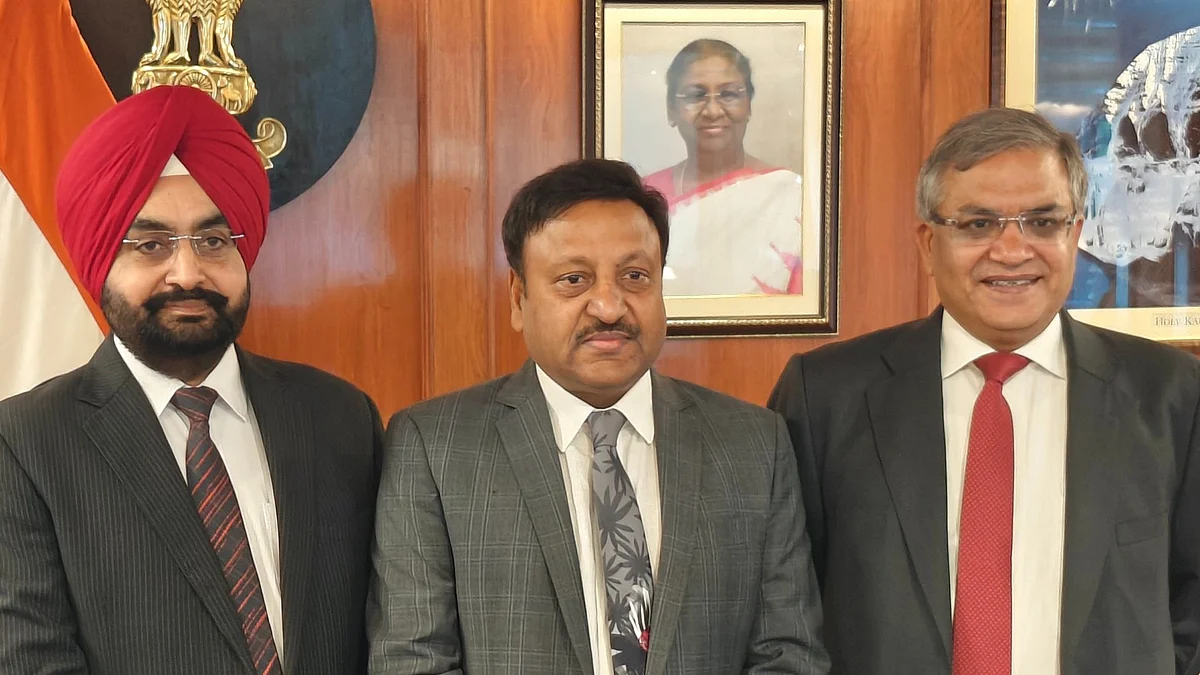 CEC Rajiv Kumar (middle) welcomed the two newly-appointed Election Commissioners, Gyanesh Kumar (right) & Dr Sukhbir Singh Sandhu (left) (photo: @SpokespersonECI/X)