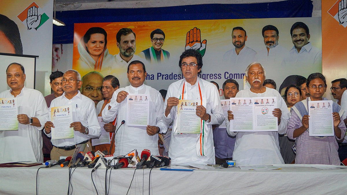 Congress in-charge of Odisha Ajoy Kumar and OPCC president Sarat Pattanayak release the manifesto in Bhubaneswar (photo: PTI)