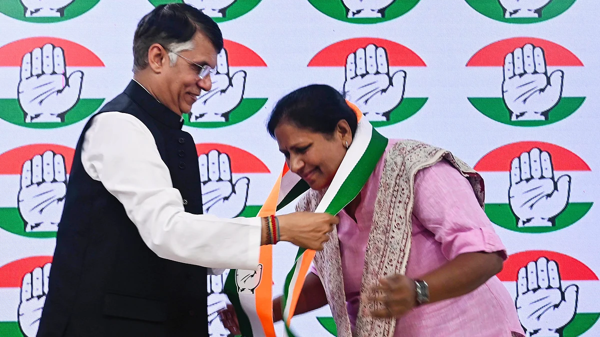Tejaswini Gowda being welcomes by Pawan Khera (photo: PTI)
