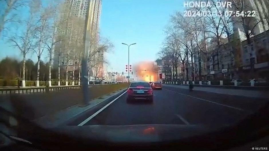 Large orange ball of fire visible from afar in the city of Sahne. (photo: DW)