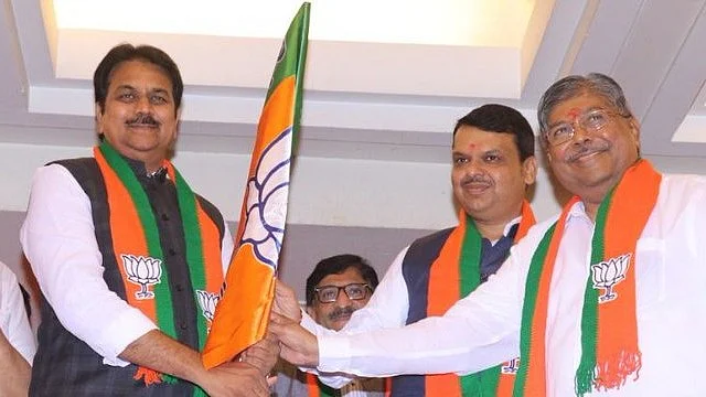 Patil (pictured left) urges Fadnavis to address safety concerns, says "the Maha alliance (Mahayuti) government in Maharashtra is working properly under your guidance." (photo: @Harshvardhanji/X)