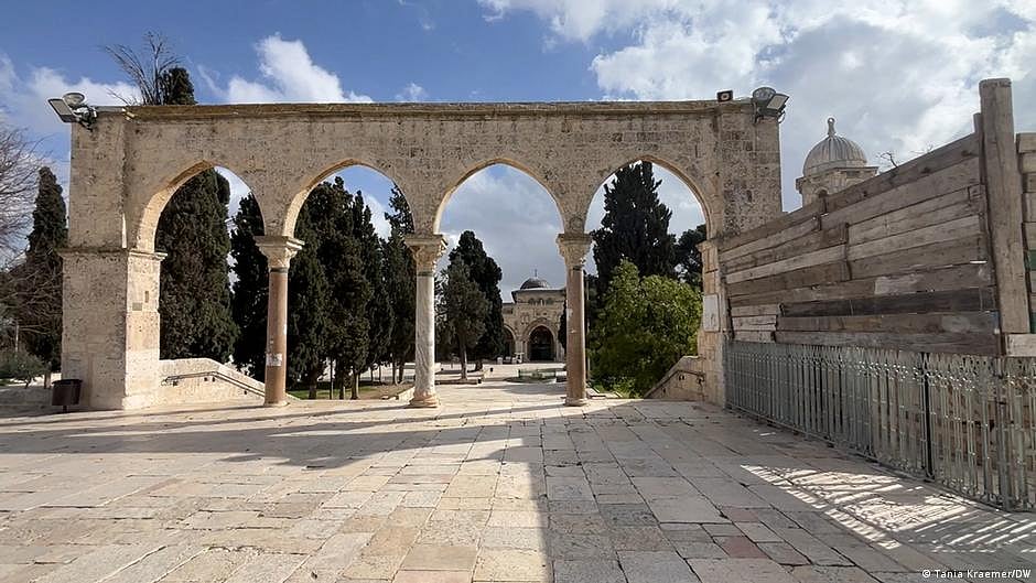 During Ramadan, Muslims gather there to pray on the large plaza in front of the Al-Aqsa Mosque (seen here in the background) (photo: DW)