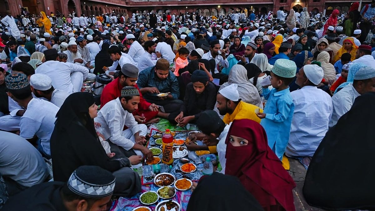 Muslims devotees break their fast (photo: Vipin/National Herald)