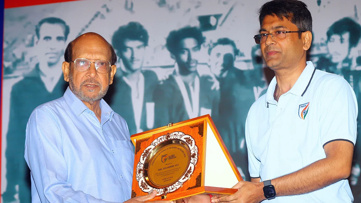 Shabbir Ali, captain of India's 1974 youth team, receives the memento from Kalyan Choubey (photo: AIFF)