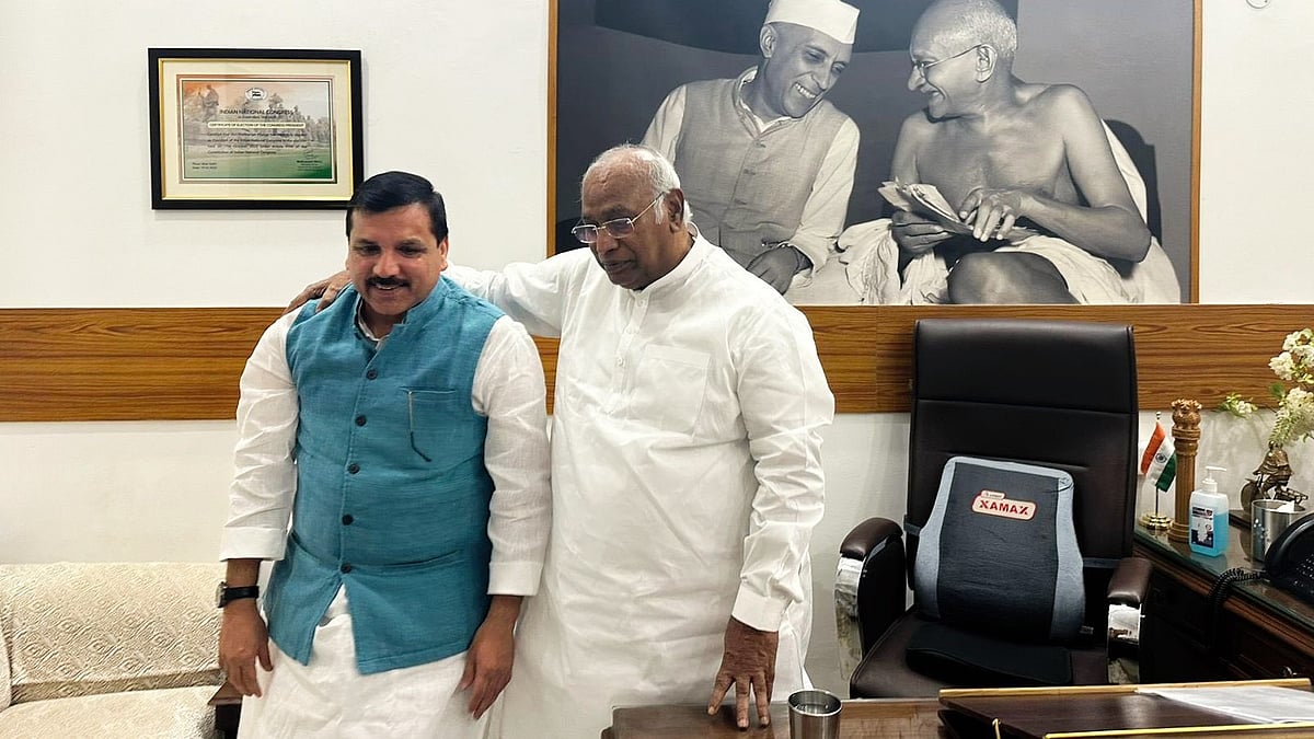 Singh (left) with Kharge at the meeting (photo: @SanjayAzadSln/X) 