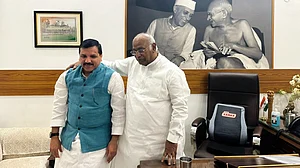 Singh (left) with Kharge at the meeting (photo: @SanjayAzadSln/X)