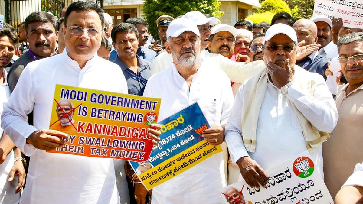 Randeep Singh Surjewala, D. K. Shivakumar and Siddaramaiah stage protest in Bengaluru on 28 April 28 (photo: PTI)
