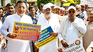 Randeep Singh Surjewala, D. K. Shivakumar and Siddaramaiah stage protest in Bengaluru on 28 April 28 (photo: PTI)