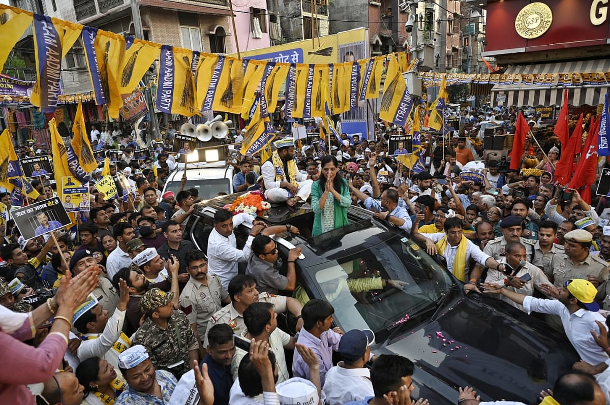 Sunita Kejriwal greeted locals in East Delhi