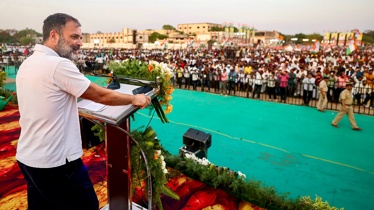 Rahul Gandhi addresses an election rally in Bellary district on 26 April (photo: PTI)