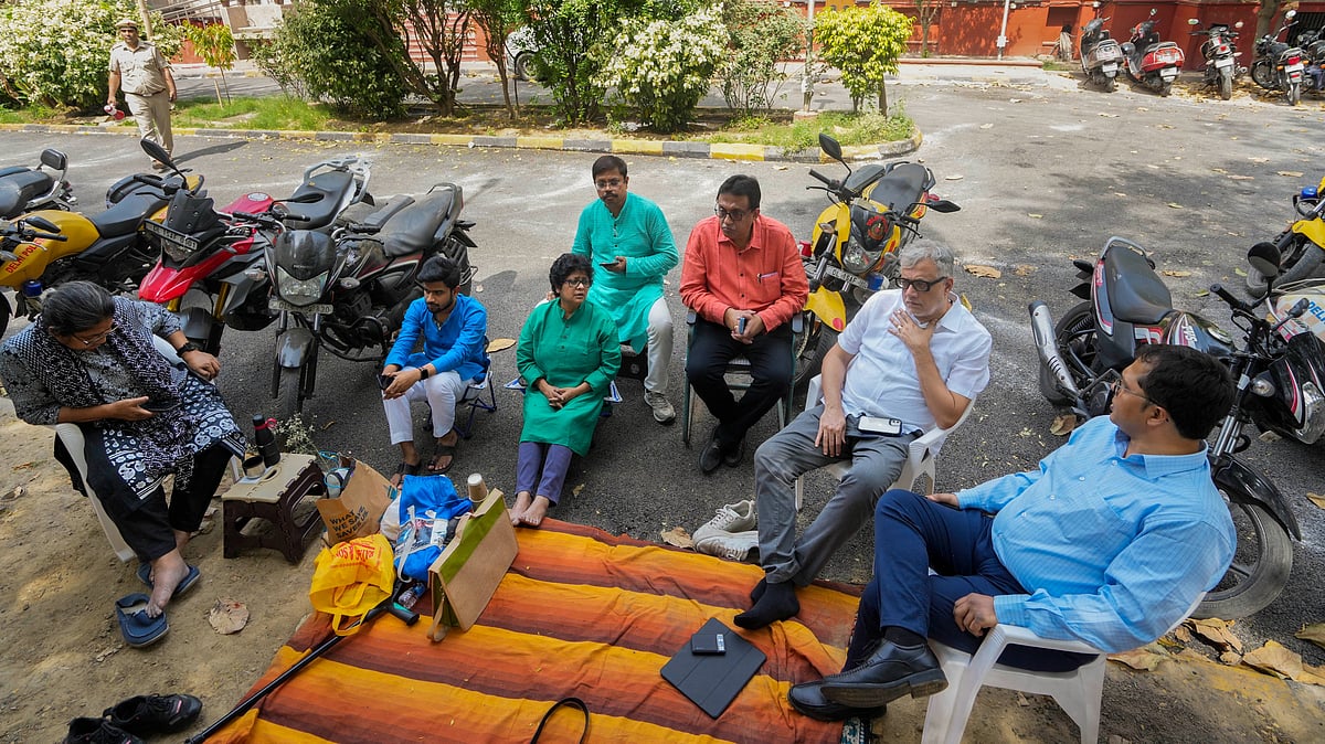 TMC leaders Derek O'Brien, Dola Sen, Saket Gokhale, Arpita Ghosh, Santanu Sen, Abir Ranjan Biswas and Sudip Raha during a 'dharna' at Mandir Marg police station in New Delhi on 9 April (photo: PTI)