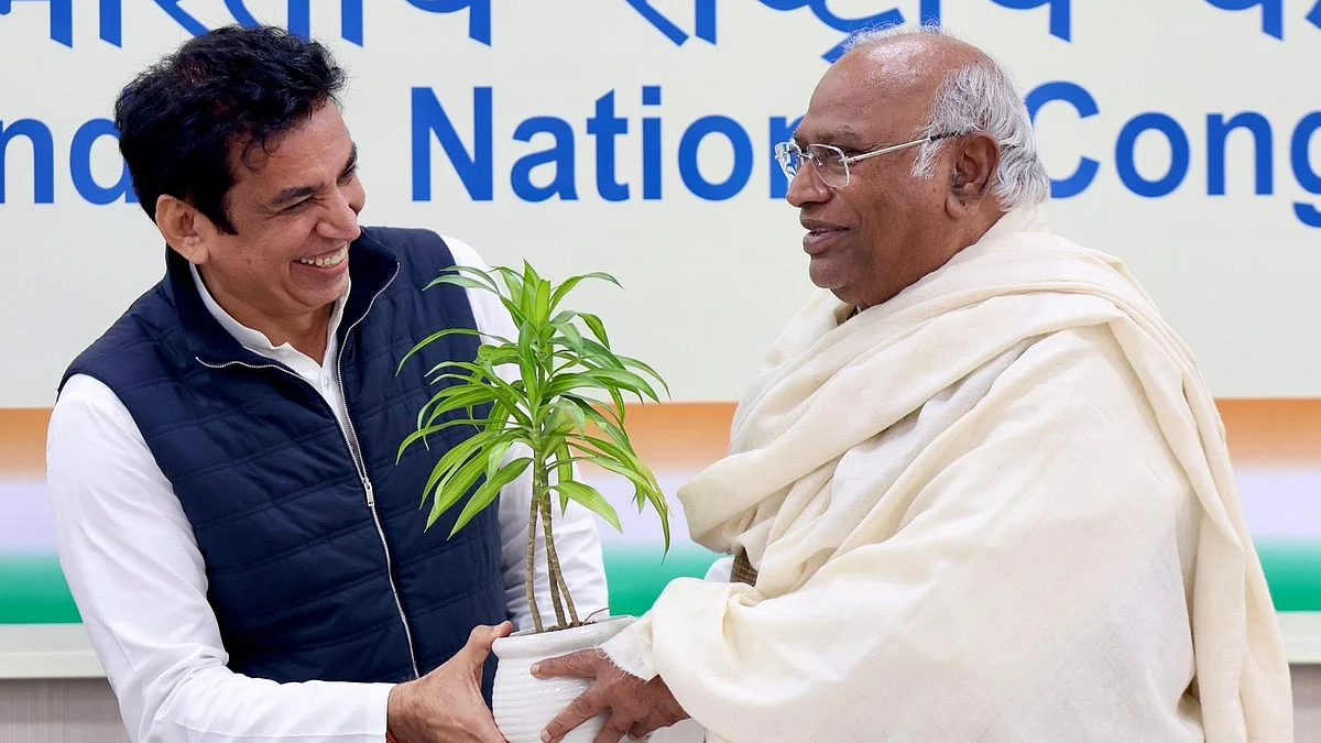 Devendra Yadav with Congress president Mallikarjun Kharge (photo: @devendrayadvinc/X)