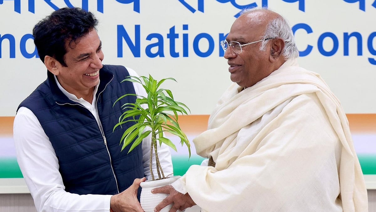 Devendra Yadav with Congress president Mallikarjun Kharge (photo: @devendrayadvinc/X)