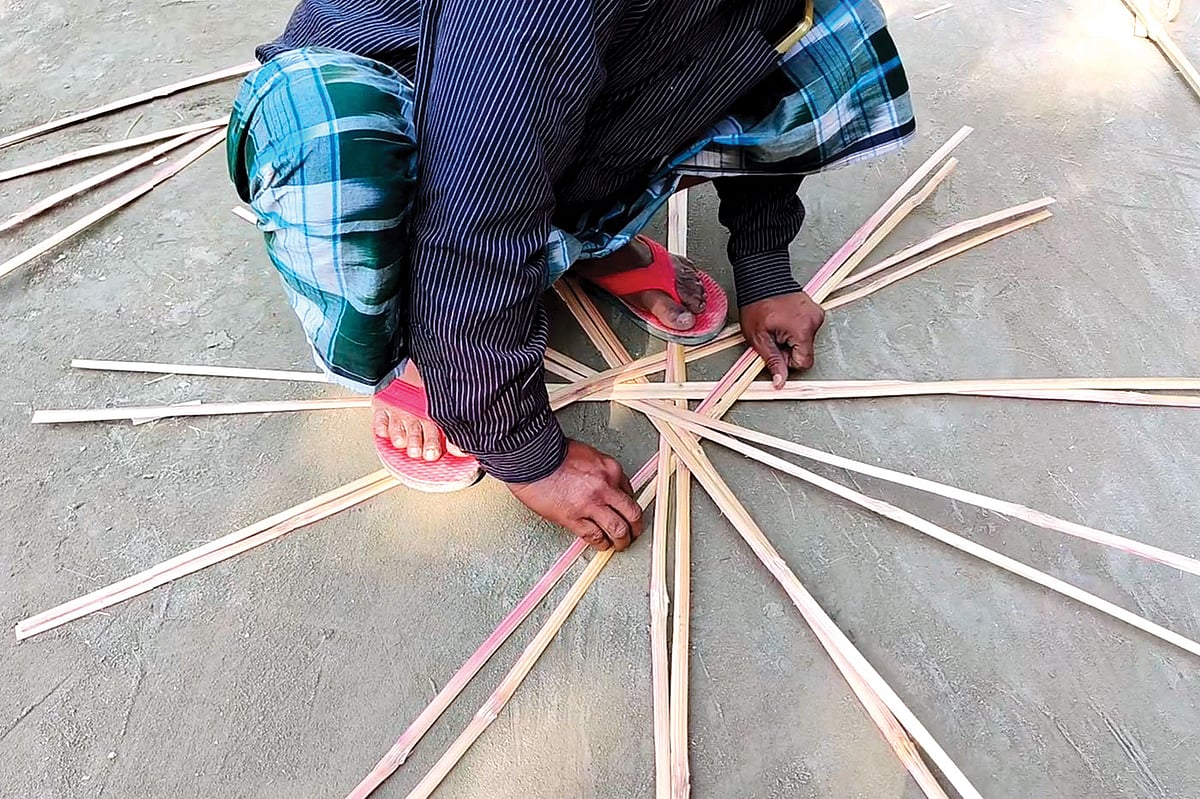 Weaving the 'toli', the base and frame of the basket