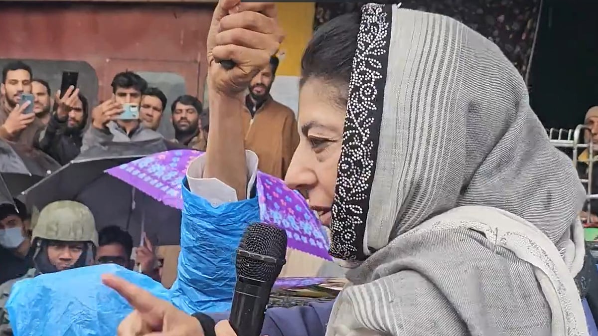 Mehbooba Mufti addressing a roadside meeting in the Larkipora area of Anantnag district (screen grab from @MehboobaMufti/X)
