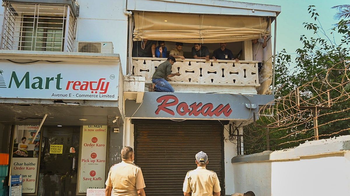 Mumbai Police and Forensic team officials at actor Salman Khan's residence at Bandra after two unidentified persons opened fire outside his residence, in Mumbai, Sunday, 14April  2024. (photos: PTI)