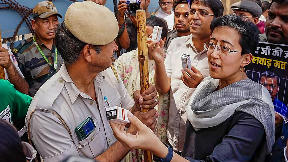 Atishi along with AAP supporters protest outside the Tihar Jail in New Delhi on 21 April (photo: PTI)