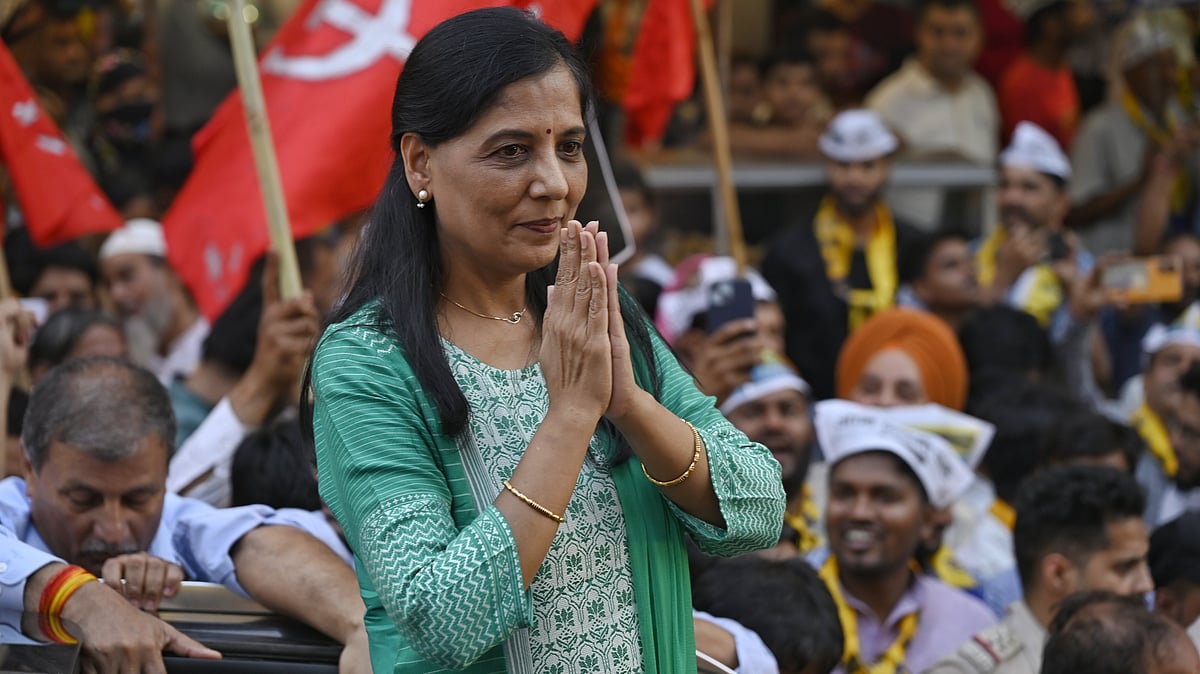 Sunita Kejriwal during a road show ahead of Lok Sabha election at Kalyanpuri in New Delhi on 27 April (photo: Vipin/National Herald)