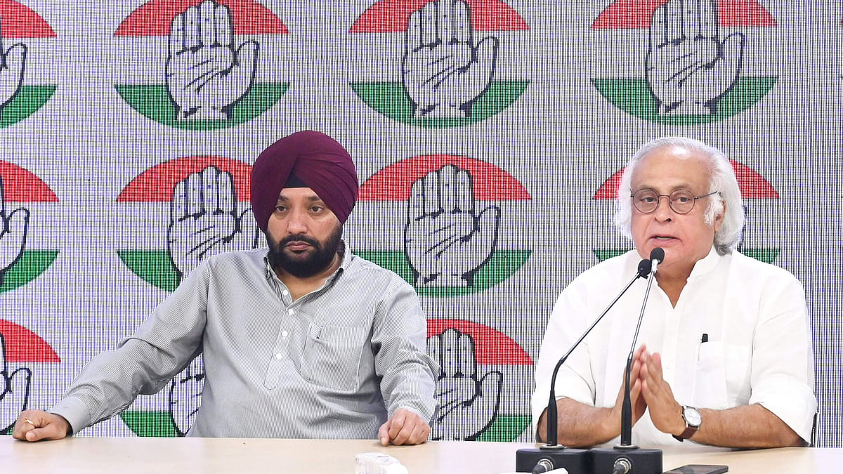 Congress leaders Jairam Ramesh and Arvinder Singh Lovely during a press conference in New Delhi on 30 March (photo: PTI)