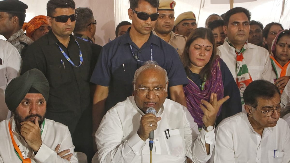 Mallikarjun Kharge addresses the media during the launch Congress' 'Ghar Ghar Guarantee' initiative in New Delhi on 3 March (photo: Vipin/National Herald)