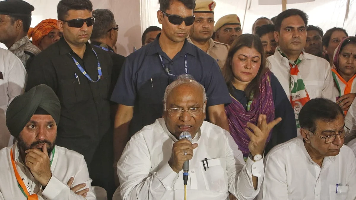 Mallikarjun Kharge addresses the media during the launch Congress' 'Ghar Ghar Guarantee' initiative in New Delhi on 3 March (photo: Vipin/National Herald)
