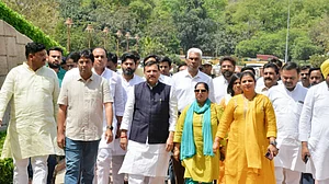 Sanjay Singh (centre) visits Mahatma Gandhi's memorial at Raj Ghat after his release (photo: Vipin/ National Herald)