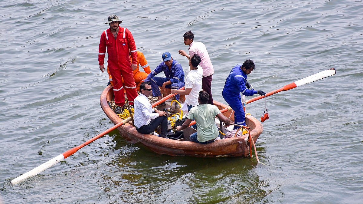 A team of police officials during the search operation in Tapi river in Surat on 22 April (photo: PTI)