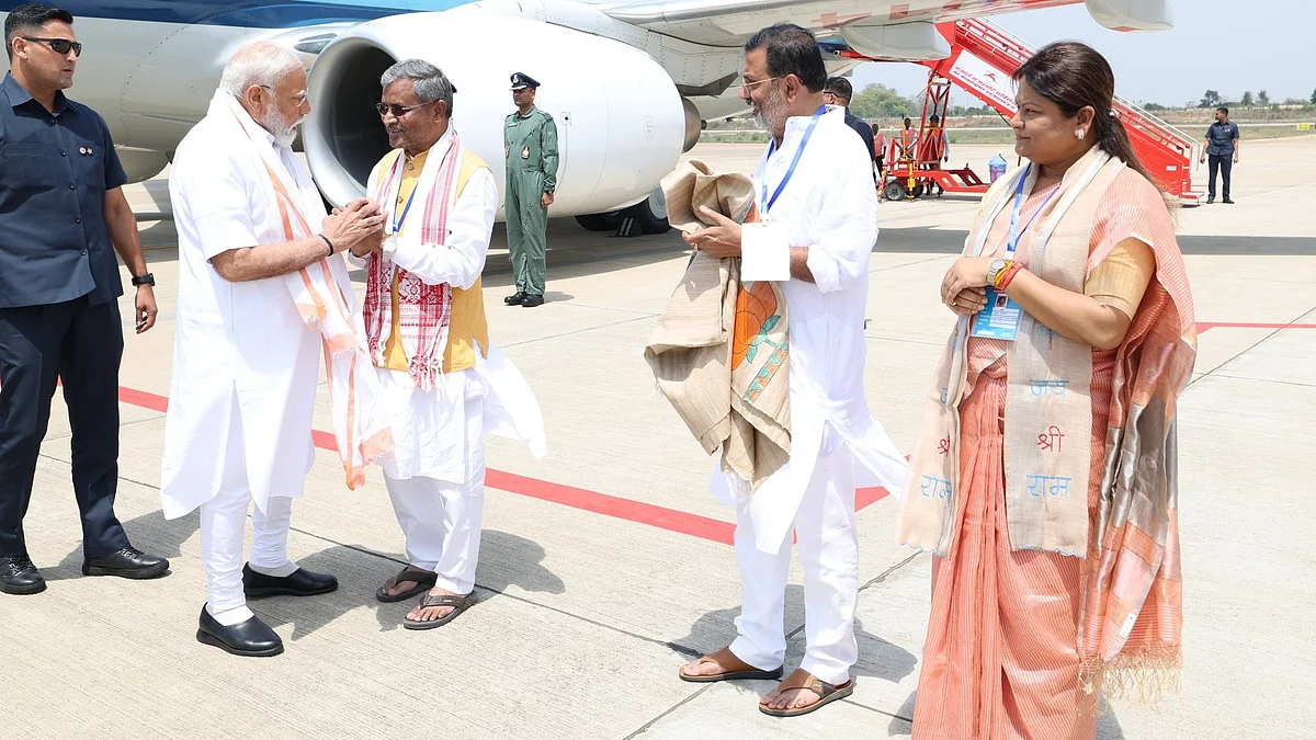 Babulal Marandi (second from left) with PM Narendra Modi (photo: @yourBabulal/X)
