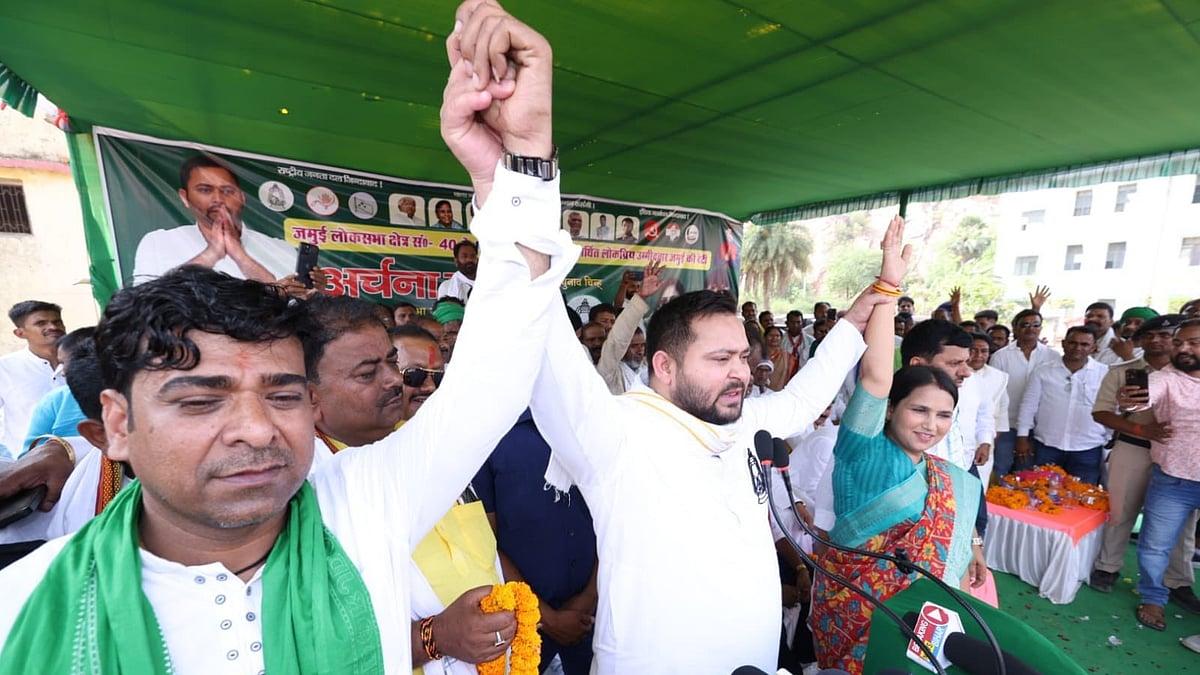 Tejashwi Yadav (centre) with RJD Lok Sabha candidates (photo: @yadavtejashwi/X) 