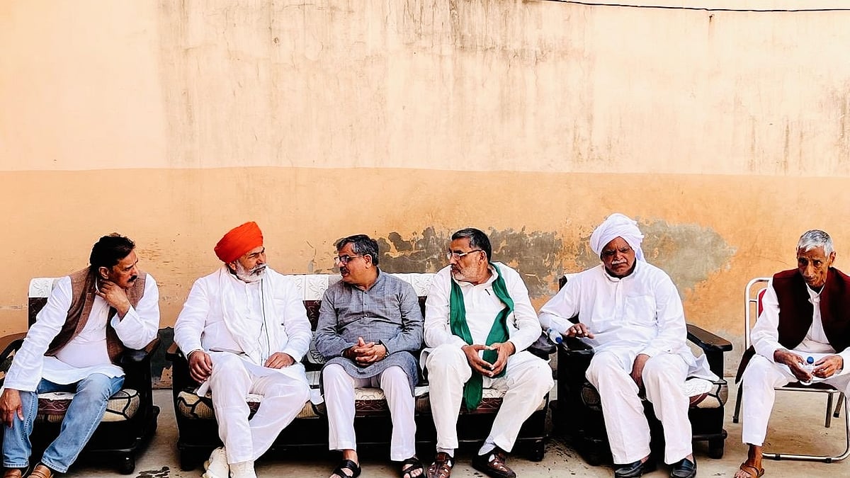 BKU leader Rakesh Tikait (second from left, photo courtesy @harvirpanwar/X)