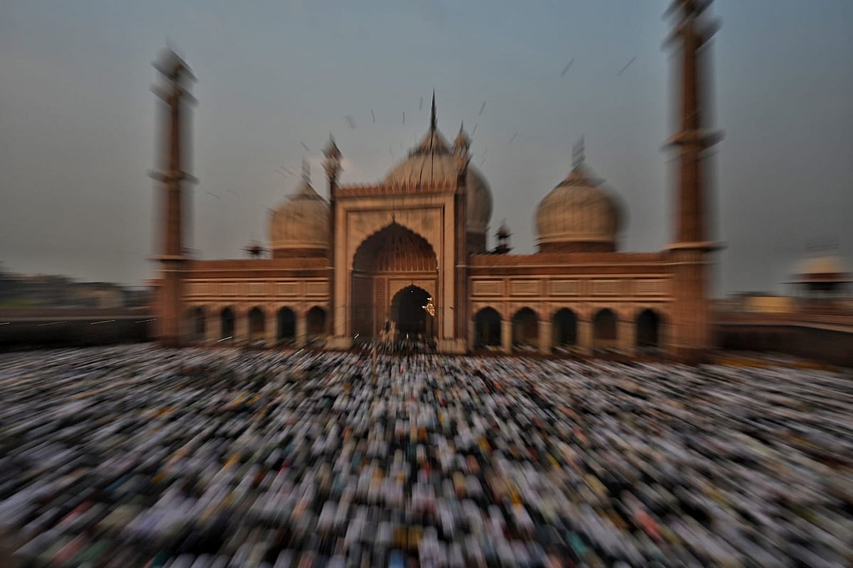 This celebration is also a day for Muslims to practise gratitude and generosity, to be extended to the less fortunate through zakat, one of the five pillars of Islamic values (photo: Vipin/National Herald)