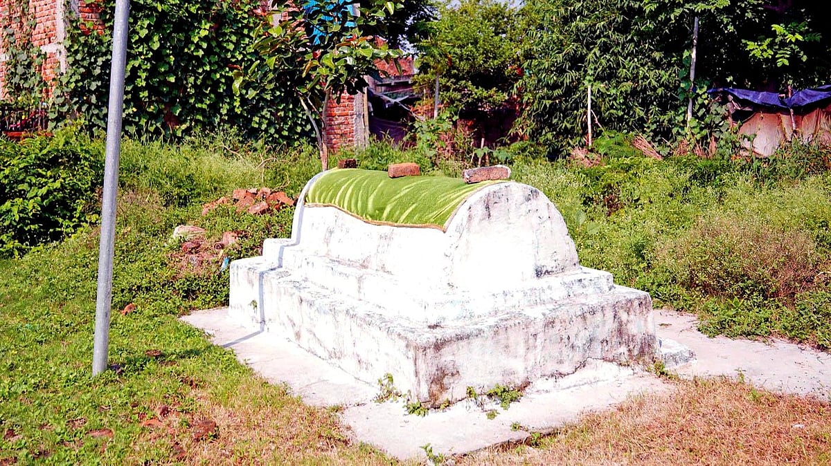 The mazaar next to the masjid