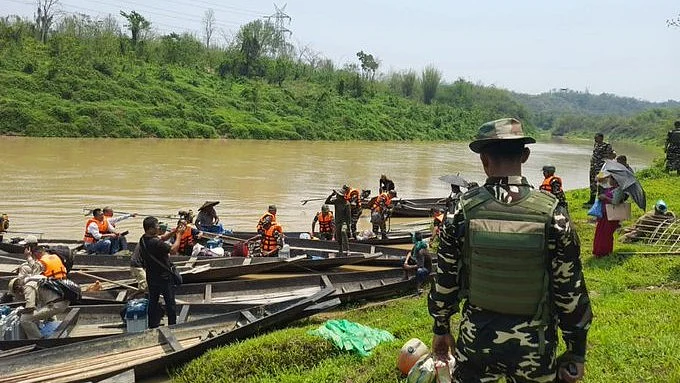 Polling parties are travelling 2-3 hours by boat and reaching their respective polling stations in Jiribam District of Manipur (photo: @ECISVEEP/X)