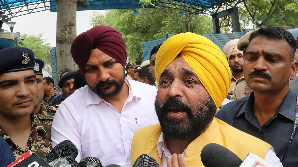 Punjab CM Bhagwant Mann speaks to media outside the Tihar Jail in New Delhi on 15 April (photo: PTI)