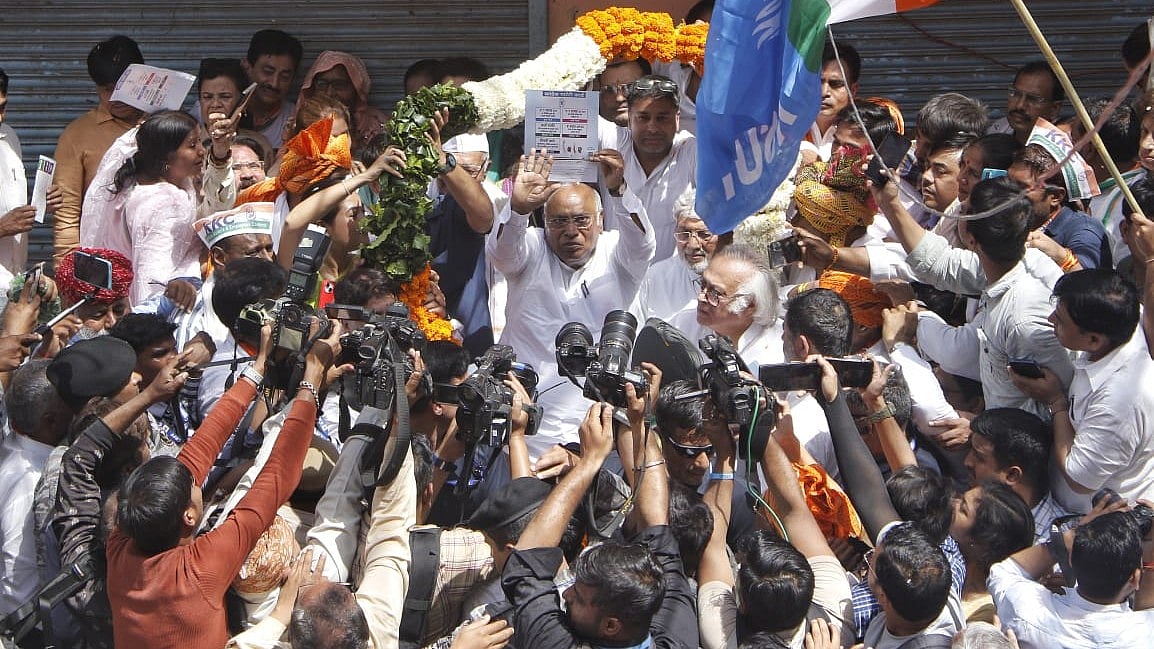 Congress workers welcome Mallikarjun Kharge