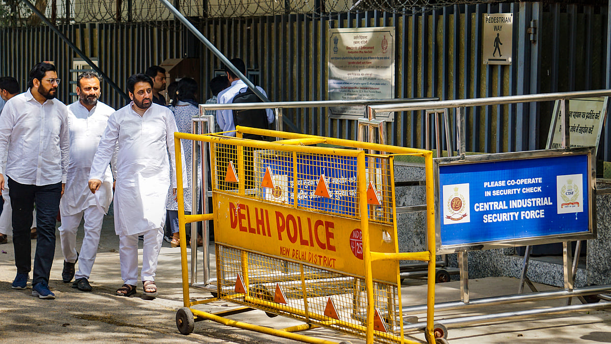 AAP leader Amanatullah Khan arrives at the ED office for questioning in connection with a money laundering case, in New Delhi, 18 April (photo: PTI)