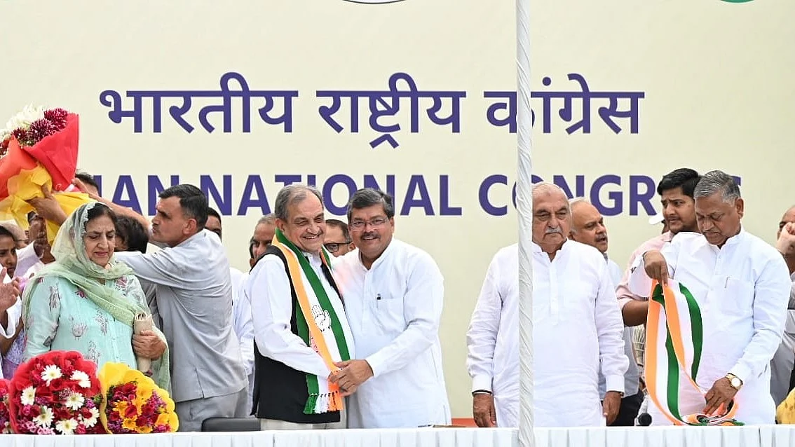 Former BJP leaders Birender Singh and his wife Prem Lata join Congress in Delhi on 9 April (photo: Vipin/National Herald)