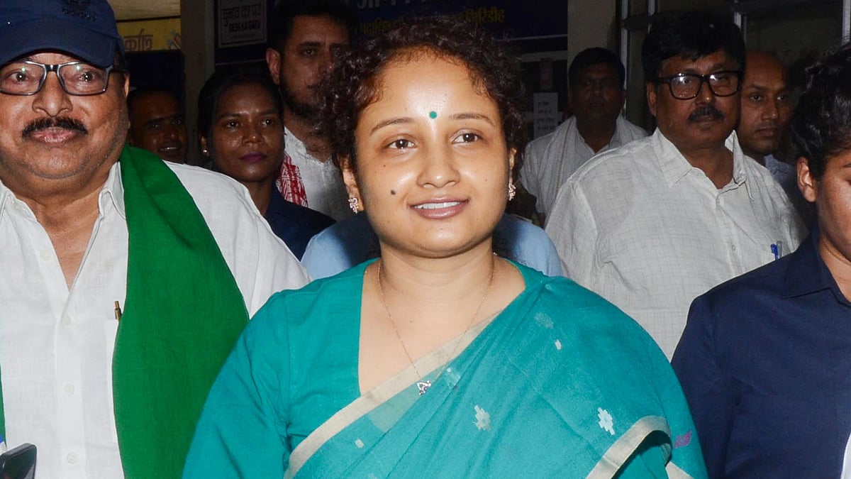 Kalpana Soren before filing her nomination as JMM candidate from Gandey assembly seat, in Giridih district on 29 April (photo: PTI)
