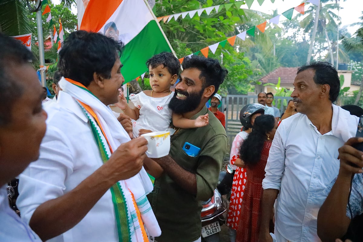 K.C. Venugopal meets his one of his youngest supporters in Alappuzha—and no, it's not too soon; he started his political career at 13 himself (photo: SIBY/NationalHerald)