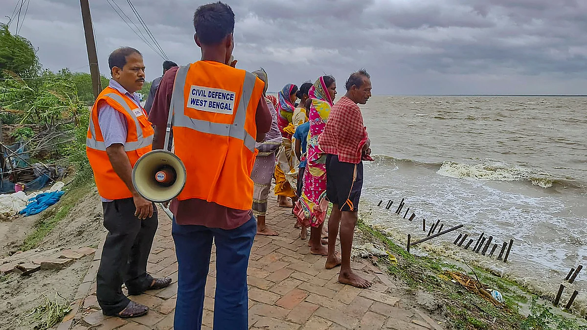 Disaster management team in South 24-Parganas on 26 May (photo: PTI)
